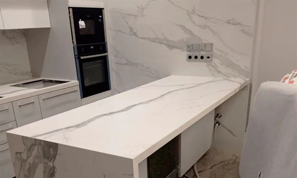 Кухня с островом из кварцевого камня Statuario Classic