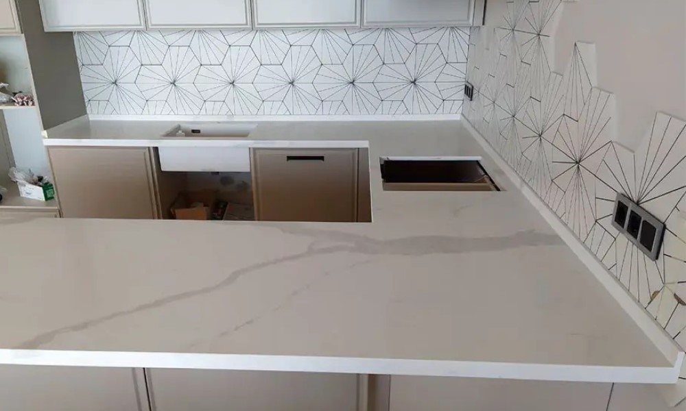 Кухня со столешницей из кварцевого камня Statuario Classic