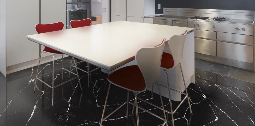 Отделка пола кварцевым агломератом Negro Marquina