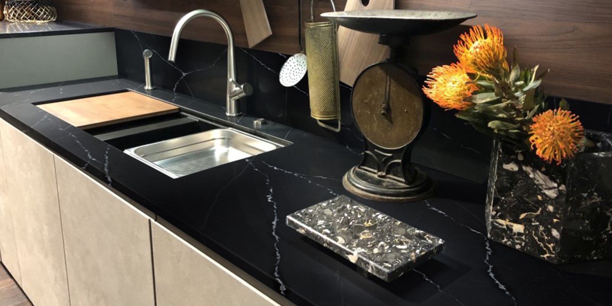 Cтолешница для кухни из кварцевого агломерата Negro Marquina