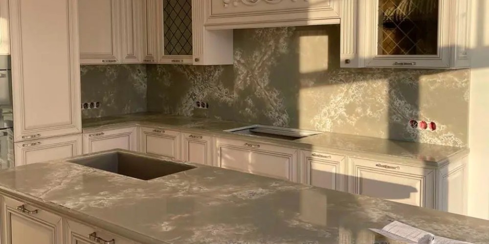 Cтолешница и остров на кухне из кварцевого камня White Ice